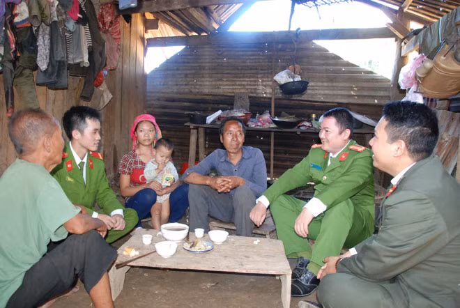 Tổ công tác của Công an huyện Mường Tè thăm hỏi, chúc Tết gia đình ông Vàng Khù Hừ ở bản Pa Thoóng 2.