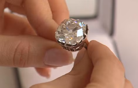 Chiếc nhẫn có viên kim cương 10 carat trước ngày bị Payne đánh cắp.