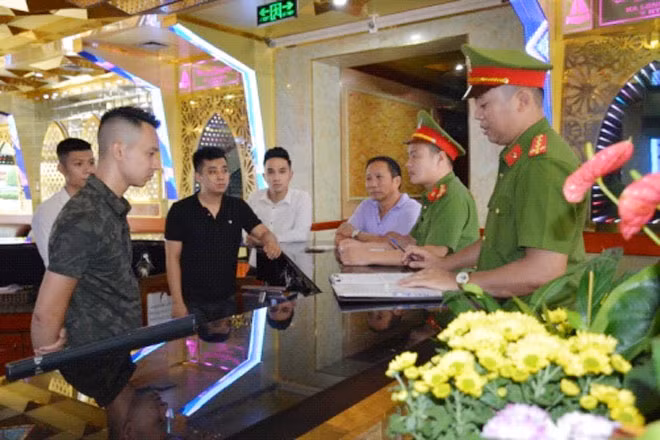 Công an tỉnh Quảng Ninh tuyên truyền tại cơ sở kinh doanh karaoke trên địa bàn TP Hạ Long. Công an tỉnh Quảng Ninh tuyên truyền tại cơ sở kinh doanh karaoke trên địa bàn TP Hạ Long.