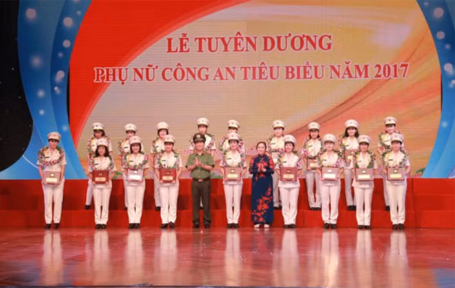 Thứ trưởng Nguyễn Văn Sơn và đồng chí Hoàng Thị Ái Nhiên trao biểu trưng cùng chứng nhận tặng 19 gương phụ nữ Công an tiêu biểu năm 2017.