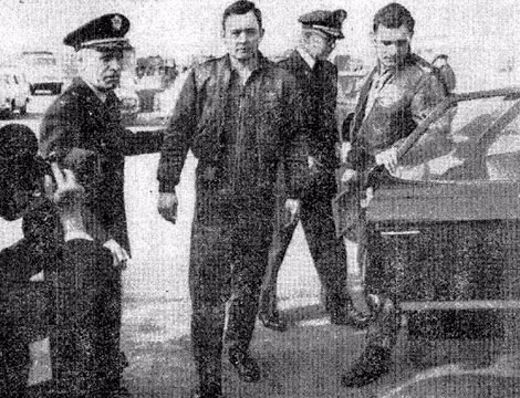 Trung úy Harold Welsh (giữa) được trao trả cho phía Mỹ vào ngày 21-3-1964.