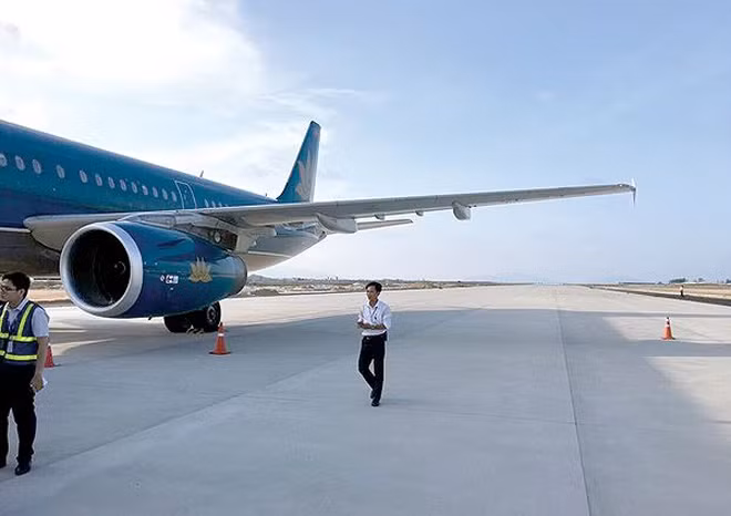 Máy bay của Vietnam Airlines hạ cánh nhầm đường băng chưa khai thác ở Cam Ranh.