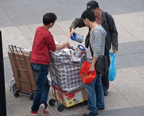 Một số người bán sữa sang tay kiếm lời khi về đến Thẩm Quyến.