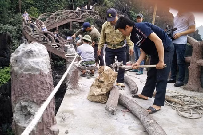 Lực lượng chức năng tiến hành tháo dỡ công trình. Ảnh: Báo Lao động.