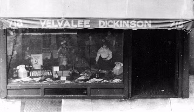 Cửa hàng búp bê của Velvalee Dickinson ở New York.