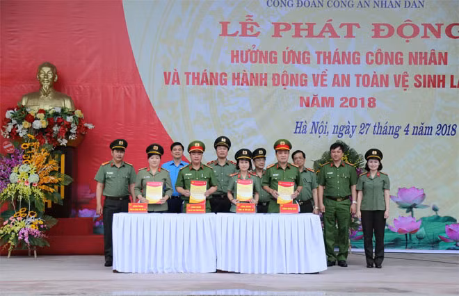 Các đơn vị ký kết giao ước thi đua.