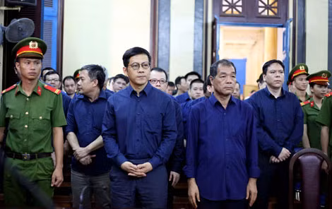 Các bị cáo đang nghe tuyên án.
