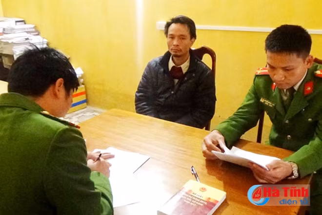 Công an thị xã Hồng Lĩnh lấy lời khai một đối tượng có hành vi tàng trữ trái phép chất ma tuý.