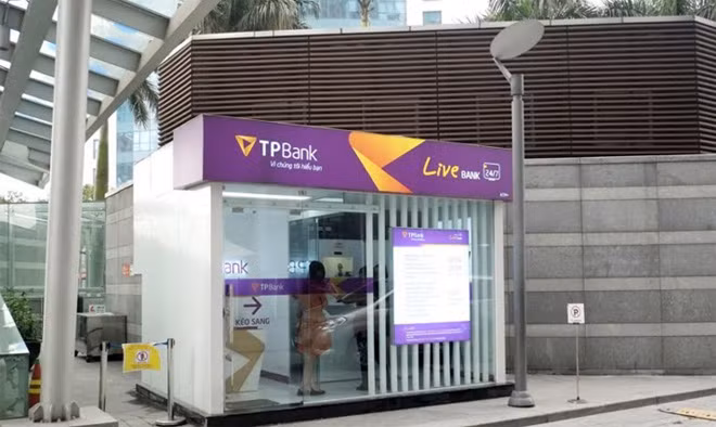 Ngân hàng tự động LiveBank giúp khách hàng có thể mở ngay tiết kiệm điện tử, nhận tiền mặt, có nhân viên hỗ trợ vào bất kì thời điểm nào vô cùng tiện ích.