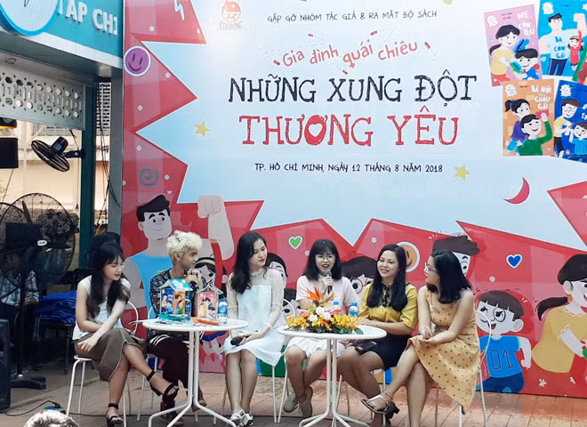 Nhóm tác giả trong buổi ra mắt sách “Gia đình quái chiêu”.
