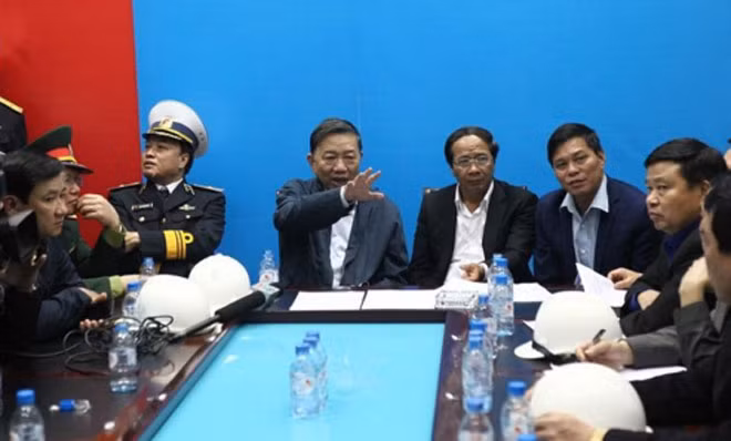 Bộ Trưởng Bộ Công an Tô Lâm cùng lãnh đạo thành phố chỉ đạo công tác chữa cháy.
