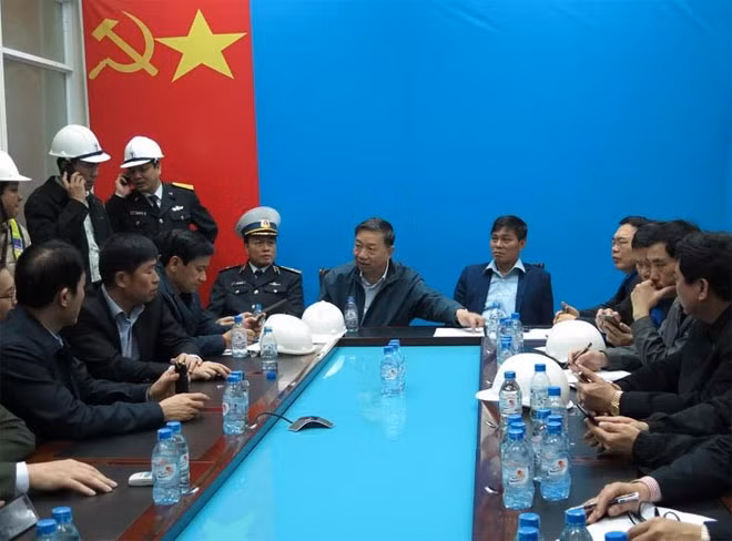 Bộ trưởng Bộ Công an Tô Lâm chỉ đạo công tác chữa cháy tàu Hải Hà 18.