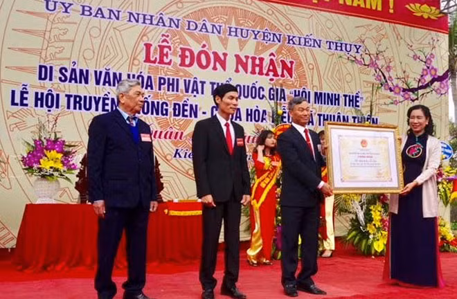 Thứ Trưởng Bộ Văn hoá Thể thao và Du lịch trao bằng công nhận Di sản văn hoá phi vật thể cho đại diện lãnh đạo huyện Kiến Thuỵ.