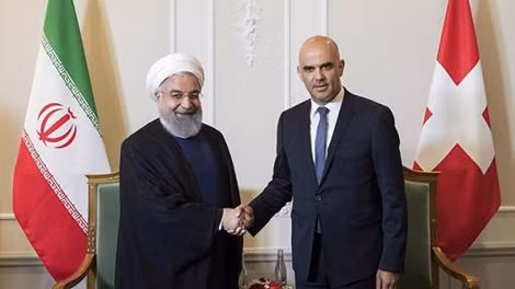 Tổng thống Iran Rouhani (trái) và Tổng thống Liên bang Thụy Sĩ Alain Berset ngày 3-7 tại Bern.