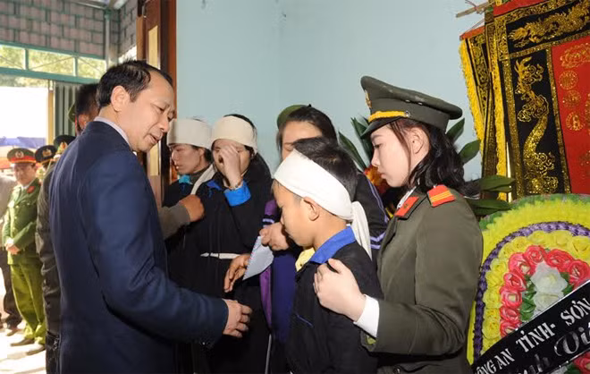 Lãnh đạo tỉnh Hà Giang thăm hỏi, động viên và trao Bằng khen truy tặng Huân chương Chiến công Hạng Nhì của Chủ tịch nước tới thân nhân gia đình Thượng úy Lưu Minh Thức.