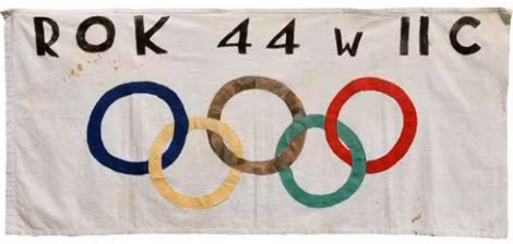 Lá cờ Olympic 1944 tại trại giam Woldenberg Oflag II-C được làm từ tấm vải trải giường.