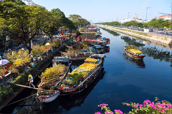 Hình ảnh “Trên bến dưới thuyền”, ghe đầy ắp hoa kiểng khiến người dân nôn nao nhớ Tết xưa.
