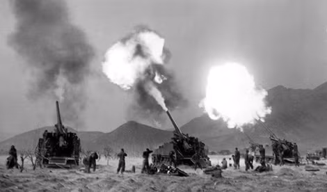 Các khẩu pháo của Mỹ khai hỏa vào ngày 29-7-1950. Ảnh AP. Các khẩu pháo của Mỹ khai hỏa vào ngày 29-7-1950. Ảnh AP.