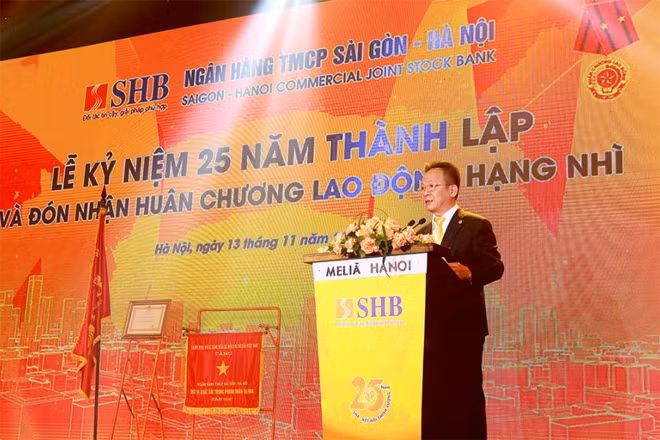 Chủ tịch HĐQT SHB Đỗ Quang Hiển khẳng định: SHB quyết tâm phấn đấu đạt được các mục tiêu cao hơn trên tất cả các hoạt động ngân hàng, tiếp tục phát triển an toàn bền vững, hiện đại, tiên tiến, đạt chuẩn quốc tế, góp phần vào sự thịnh vượng của đất nước và người dân. Chủ tịch HĐQT SHB Đỗ Quang Hiển khẳng định: SHB quyết tâm phấn đấu đạt được các mục tiêu cao hơn trên tất cả các hoạt động ngân hàng, tiếp tục phát triển an toàn bền vững, hiện đại, tiên tiến, đạt chuẩn quốc tế, góp phần vào sự thịnh vượng của đất nước và người dân.