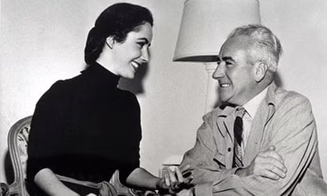 Elizabeth Taylor và cha là Francis Taylor khi ông mua tặng bà bức tranh “Quang cảnh bệnh viện tâm thần và nhà nguyện Saint-Rémy”.