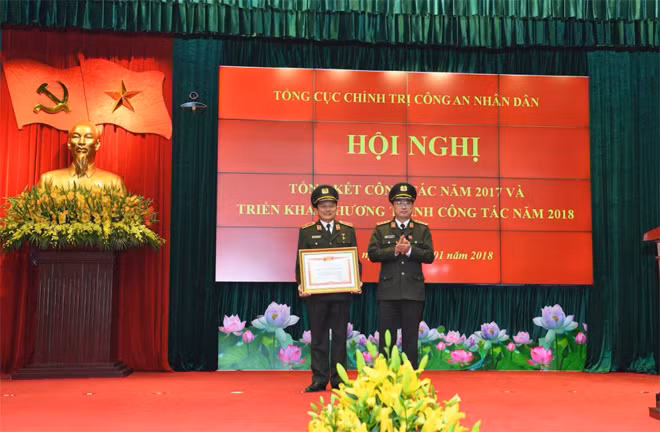 Thừa uỷ quyền của Thủ tướng Chính phủ, Thứ trưởng Nguyễn Văn Thành trao Danh hiệu Chiến sĩ Thi đua toàn quốc tặng Thiếu tướng Nguyễn Quang Chữ.