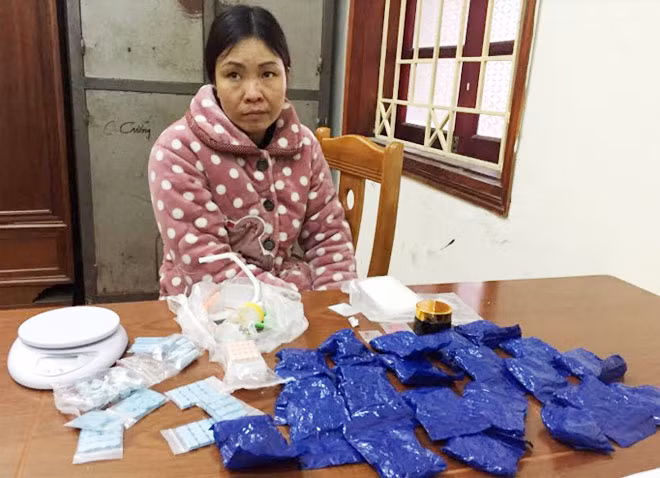 Đối tượng Hoàng Thị Huyền cùng tang vật. Đối tượng Hoàng Thị Huyền cùng tang vật.