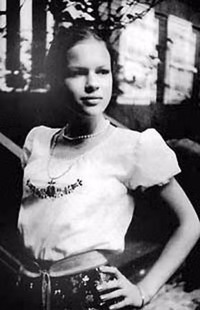 Năm 1978, con gái Anna vào tuổi 15, là thời điểm Shevchenko chạy trốn sang phía Mỹ. Năm 1978, con gái Anna vào tuổi 15, là thời điểm Shevchenko chạy trốn sang phía Mỹ.