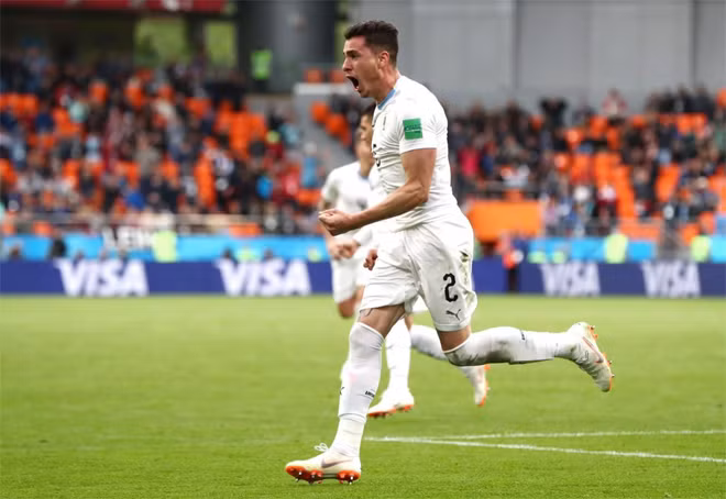 Uruguay thắng xứng đáng ở phút cuối.