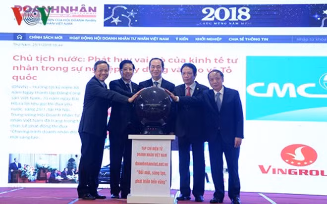 Chủ tịch nước Trần Đại Quang, lãnh đạo các ban, bộ, ngành Trung ương và lãnh đạo Trung ương Hội Doanh nhân Tư nhân Việt Nam nhấn nút khai trương Tạp chí Điện tử Doanh nhân Việt Nam.