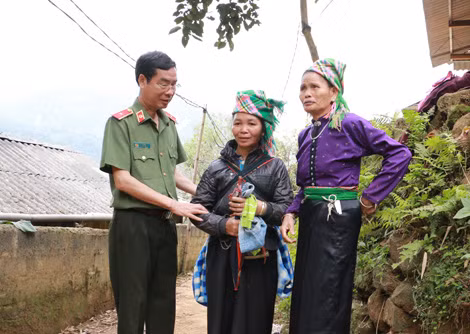 Tổng Biên tập Báo CAND thăm hỏi, động viên bà con vùng lũ huyện Trạm Tấu, tỉnh Yên Bái. Ảnh: Trần Ngọc. Tổng Biên tập Báo CAND thăm hỏi, động viên bà con vùng lũ huyện Trạm Tấu, tỉnh Yên Bái. Ảnh: Trần Ngọc.