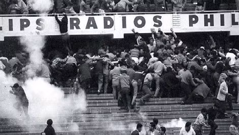 Người hâm mộ giẫm đạp lên nhau tìm đường thoát thân trong khói hơi cay ở sân Estadio Nacional, Peru.