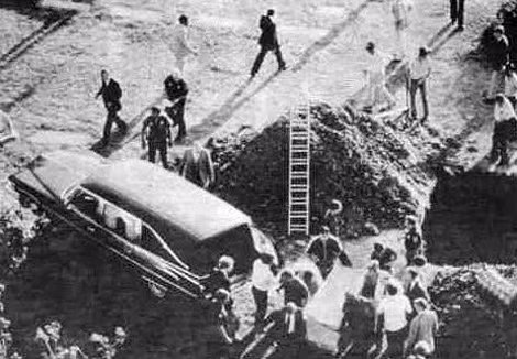Công tác khai quật mộ Oswald ngày 4 tháng 10 năm 1981 nhằm xác định chân thực người nằm trong mộ. Công tác khai quật mộ Oswald ngày 4 tháng 10 năm 1981 nhằm xác định chân thực người nằm trong mộ.