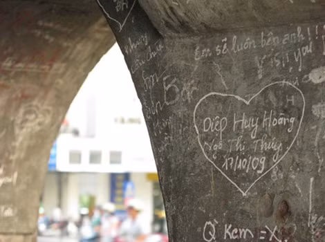 Tháp cổ Hoà Phong bị vẽ bẩn.