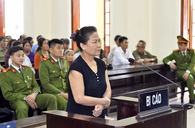 Đối tượng Nguyễn Thị Thảo tại phiên tòa.