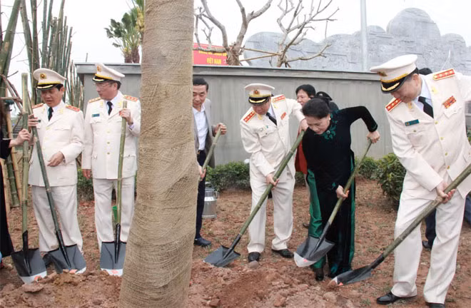 Chủ tịch Quốc hội Nguyễn Thị Kim Ngân; Thượng tướng Tô Lâm, Bộ trưởng Bộ Công an trồng cây lưu niệm tại Khu lưu niệm Sáu điều Bác Hồ dạy CAND.