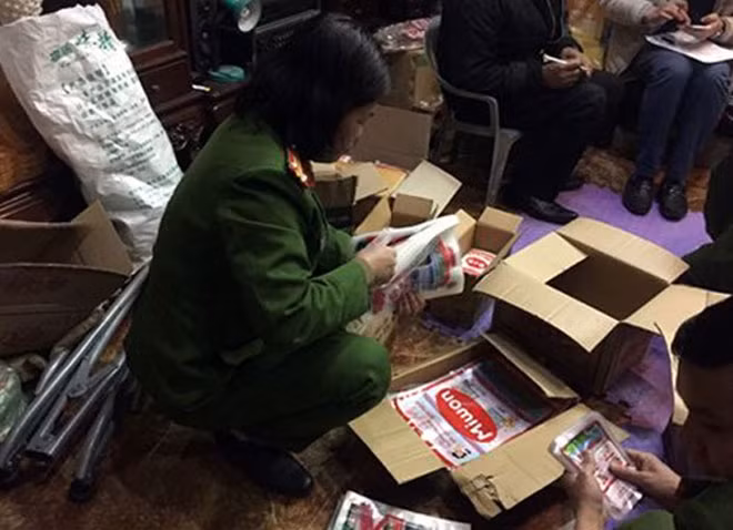 Tổ công tác thu giữ vỏ bao bì rởm mang nhãn mác các thương hiệu mì chính.