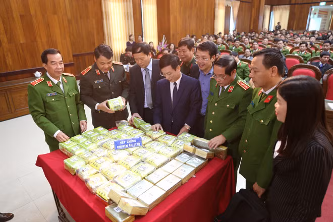 Lãnh đạo Công an tỉnh Nam Định cùng các đại biểu xem, kiểm tra tang vật chuyên án ma túy lớn.