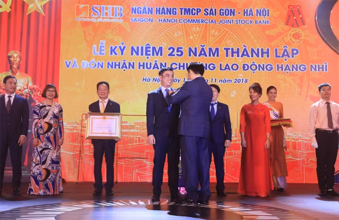 Ủy viên BCT, Phó Thủ tướng Chính phủ Vương Đình Huệ trao Huân chương Lao động Hạng Nhì cho Tổng Giám đốc SHB Nguyễn Văn Lê. Ủy viên BCT, Phó Thủ tướng Chính phủ Vương Đình Huệ trao Huân chương Lao động Hạng Nhì cho Tổng Giám đốc SHB Nguyễn Văn Lê.