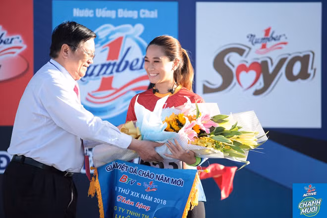 Ban Lãnh đạo Đài PTTH Bình Dương tặng hoa và kỷ niệm chương cho VĐV Vũ Phương Thanh – Cô gái nổi tiếng chạy vòng quanh thế giới.
