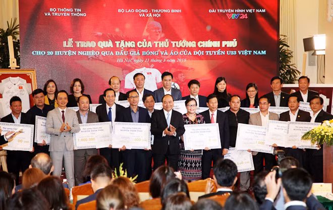 Thủ tướng Chính phủ cùng ban tổ chức trao số tiền 20 tỷ cho 20 huyện nghèo. Thủ tướng Chính phủ cùng ban tổ chức trao số tiền 20 tỷ cho 20 huyện nghèo.