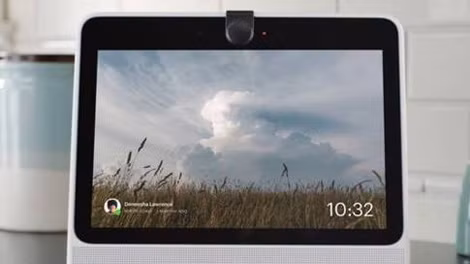 Một cái "mũ camera" bằng nhựa được thiết kế gắn trên thiết bị có thể che camera.
