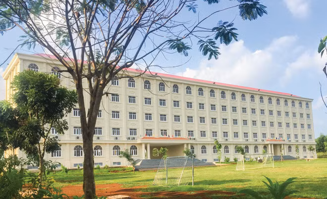 Cơ sở khang trang, hiện đại của Đại học Công nghệ Miền Đông.