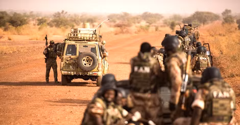 Lính Mũ Nồi Xanh và lính Niger trên đường đến làng Tongo Tongo. Ảnh của Mũ Nồi Xanh.