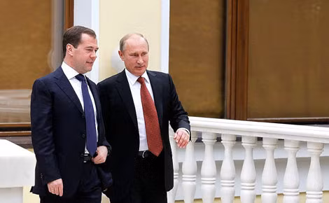 Tổng thống Nga Vladimir Putin và Thủ tướng Dmitry Medvedev luôn sát cánh bên nhau. Ảnh: TAS.