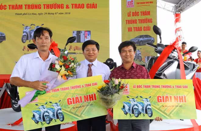 Hai khách hàng mai mắn bóc thăm trúng giải nhì.