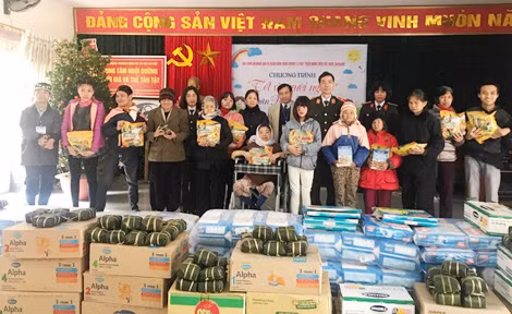 Thiếu tướng Phạm Văn Miên, Tổng Biên tập Báo CAND và Giám đốc Trung tâm tặng quà người già và trẻ em có hoàn cảnh đặc biệt. Thiếu tướng Phạm Văn Miên, Tổng Biên tập Báo CAND và Giám đốc Trung tâm tặng quà người già và trẻ em có hoàn cảnh đặc biệt.