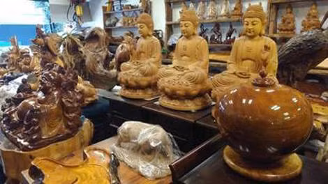 Các sản phẩm gỗ điêu khắc trong một cửa hiệu ở Sanyi.