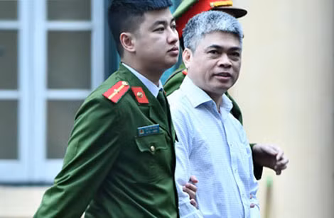 Dẫn giải bị cáo Nguyễn Xuân Sơn.