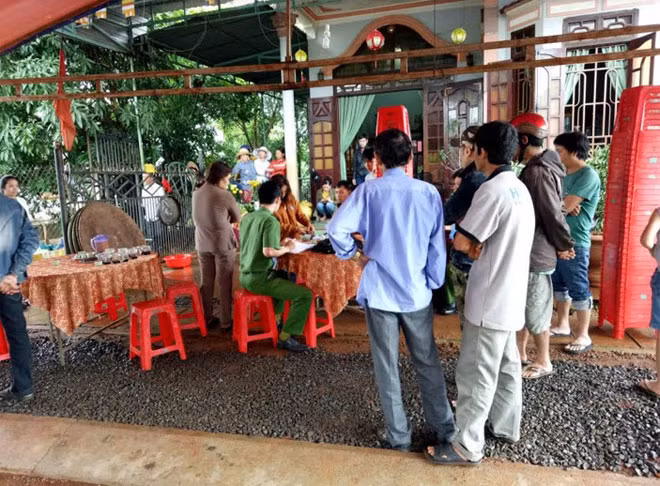 Gia đình tổ chức tang lễ cho anh Sơn.