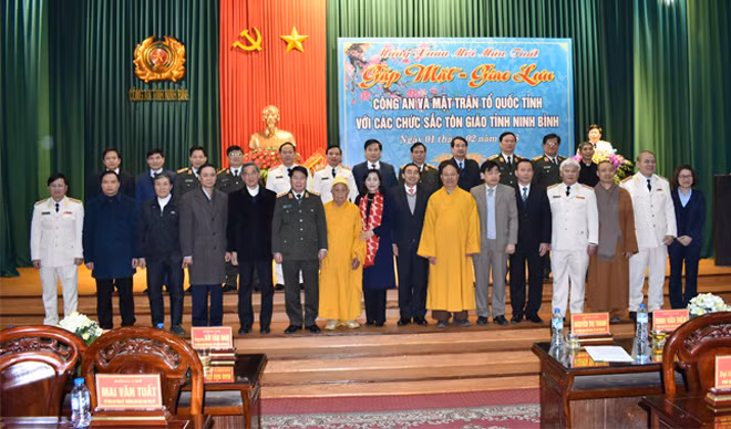 Thứ trưởng Bùi Văn Nam và đồng chí Nguyễn Thị Thanh cùng các đại biểu tại buổi gặp mặt. Thứ trưởng Bùi Văn Nam và đồng chí Nguyễn Thị Thanh cùng các đại biểu tại buổi gặp mặt.